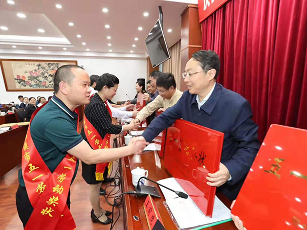 占昌華院長(zhǎng)榮獲五一勞動(dòng)獎(jiǎng)狀頒獎(jiǎng)現(xiàn)場(chǎng)